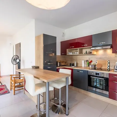 Charming With Balcony And Parking Near The Center Of Apartment