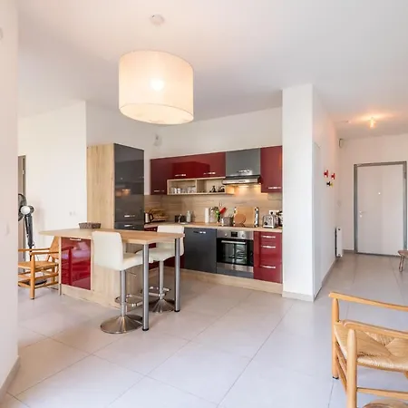 Charming With Balcony And Parking Near The Center Of Appartement