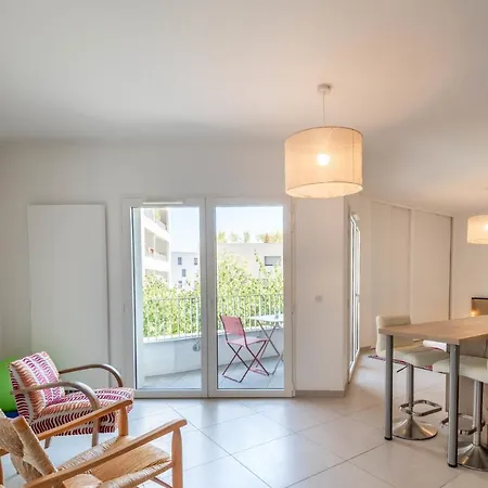 Charming With Balcony And Parking Near The Center Of Appartement