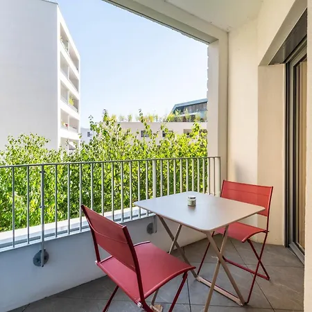 Apartment Charming With Balcony And Parking Near The Center Of *