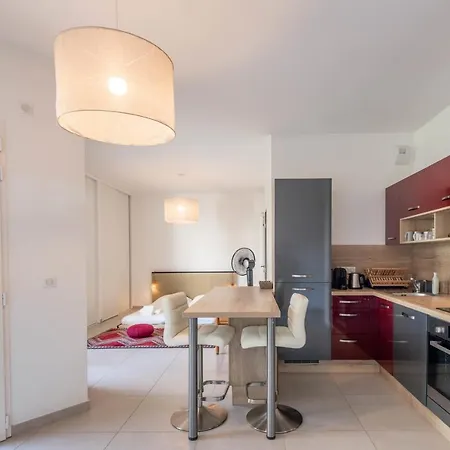 Charming With Balcony And Parking Near The Center Of
