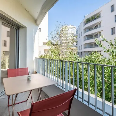 Charming With Balcony And Parking Near The Center Of Appartement