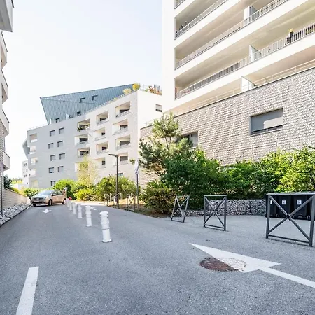 Appartement Charming With Balcony And Parking Near The Center Of