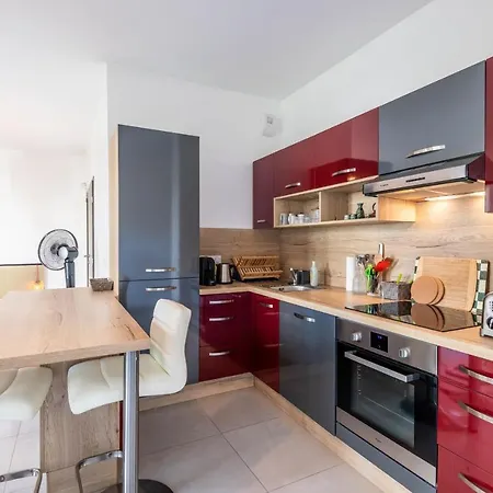 Charming With Balcony And Parking Near The Center Of