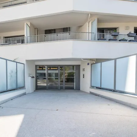 Charming With Balcony And Parking Near The Center Of Annecy