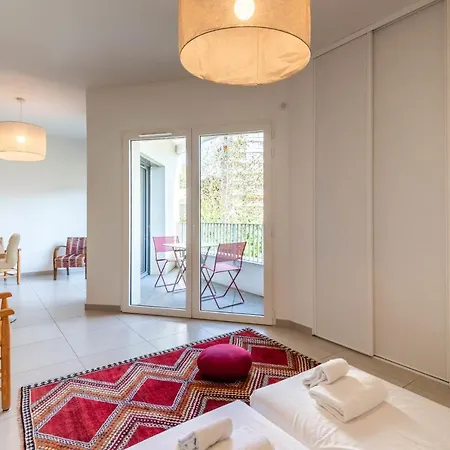 Apartment Charming With Balcony And Parking Near The Center Of *