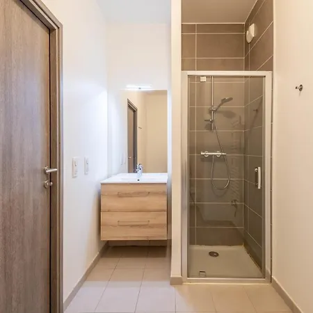 Apartment Charming With Balcony And Parking Near The Center Of