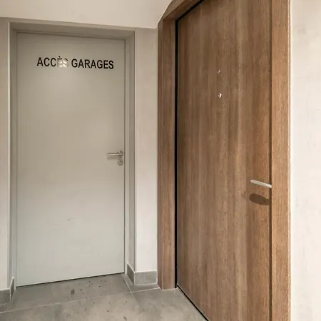 Charming With Balcony And Parking Near The Center Of Apartment *